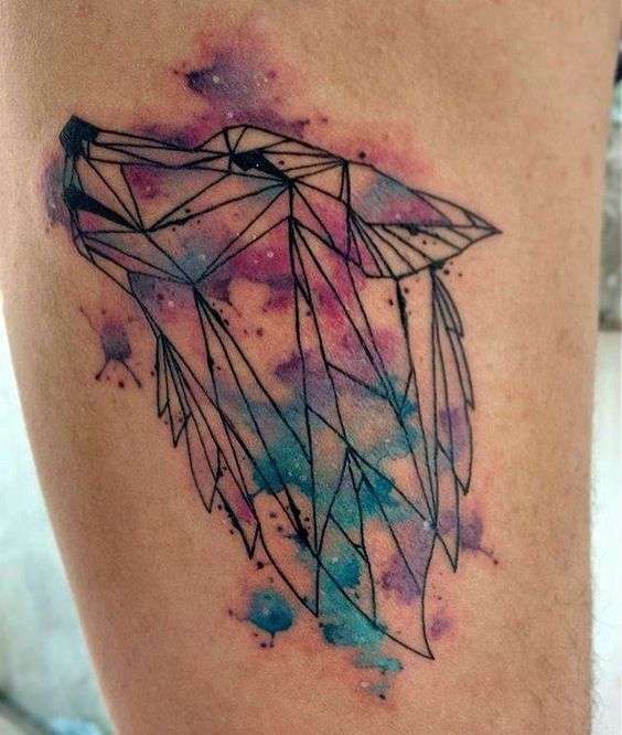 Tatuaje de lobo geométrico sobre acuarela