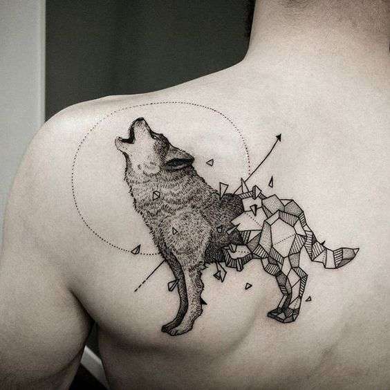 Tatuaje de lobo aullando, mitad geométrico