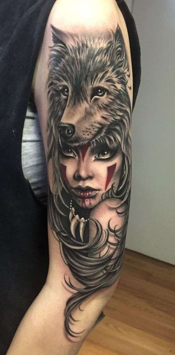 Tatuaje de mujer con disfraz de lobo