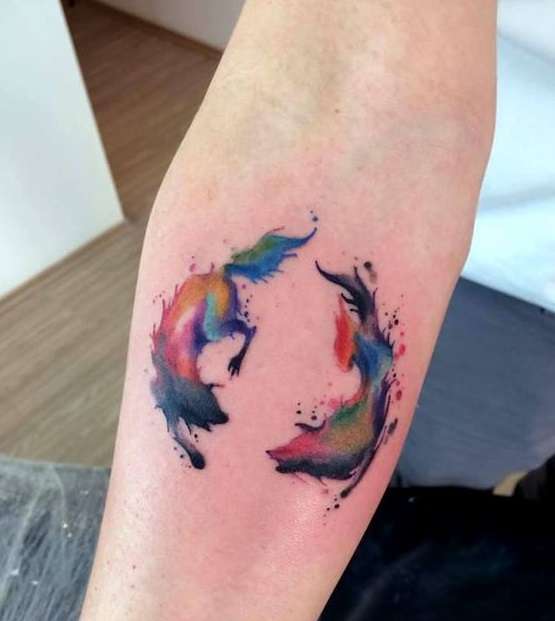 Tatuaje dos lobos en colores
