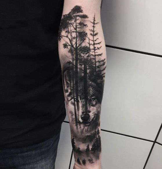 Tatuaje de lobo en bosque
