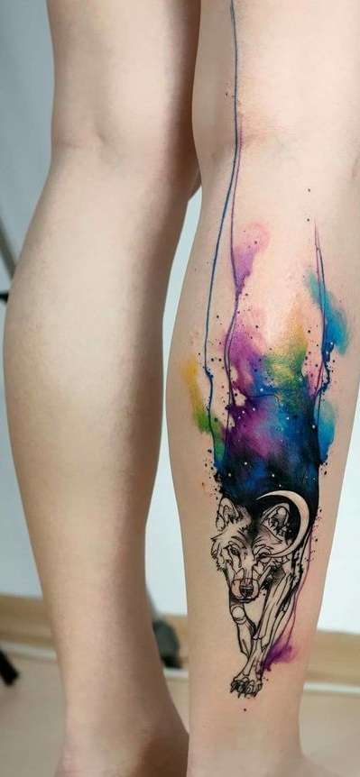 Tatuaje de lobo y luna en la pierna