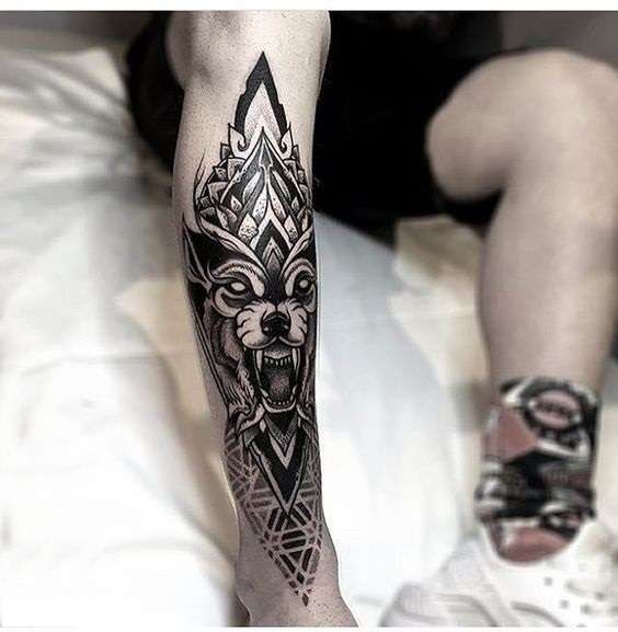 Tatuaje de lobo en la pierna
