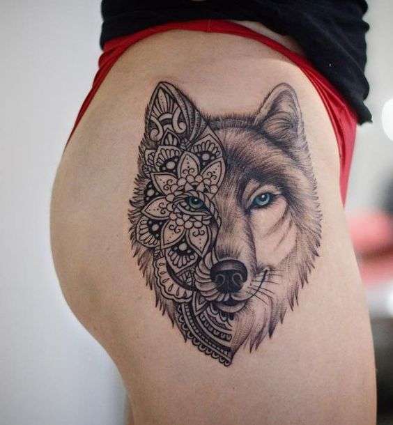 Tatuaje de lobo en la cadera