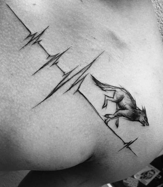 Tatuaje de lobo y electrocardiograma