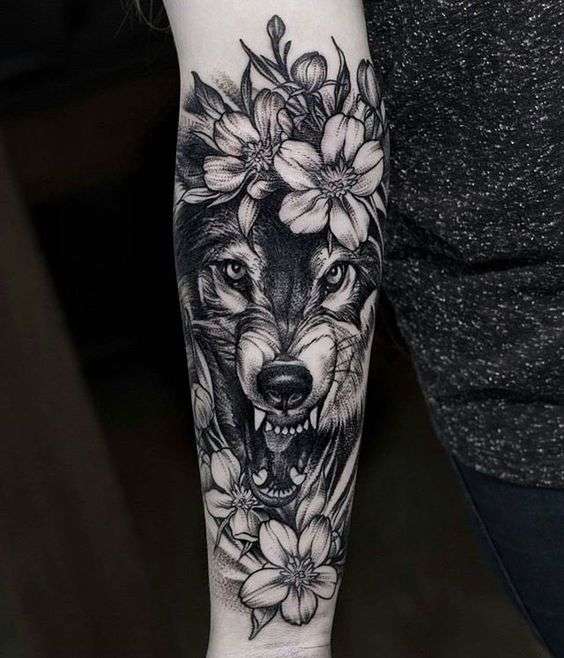 Tatuaje de lobo y flores