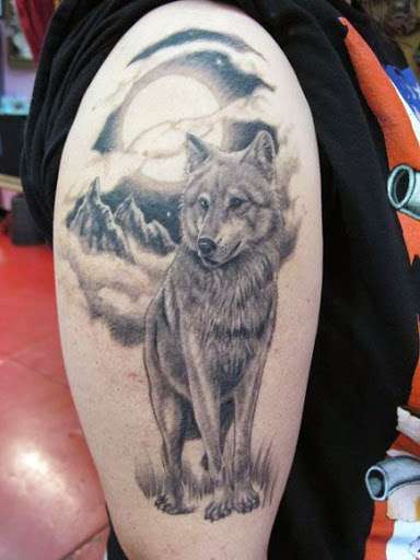 Tatuaje de lobo, montañas y luna