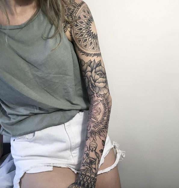 Tatuaje de manga con buda y flores
