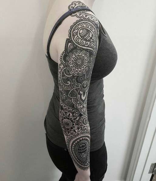 Tatuaje de manga para mujer con flores geométricas