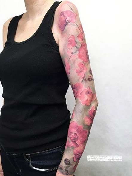 Tatuaje manga para mujer - flores rosa