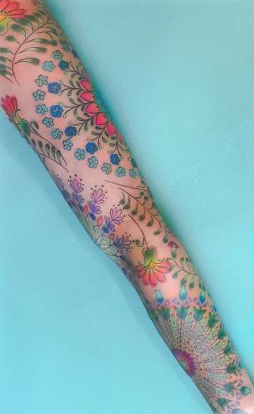 Tatuaje de manga para mujer - flores en colores