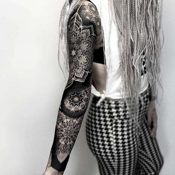 Tatuaje de manga geométrico para mujer