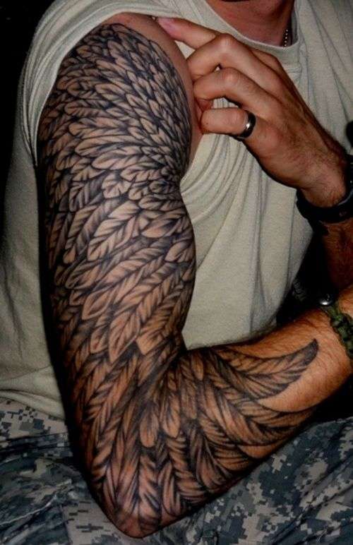 Tatuaje de manga con plumas