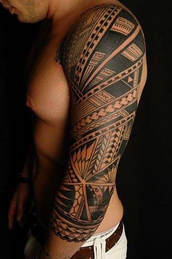 Tatuaje de manga tribal geométrico