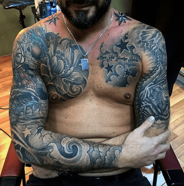 Tatuaje de manga y pectoral