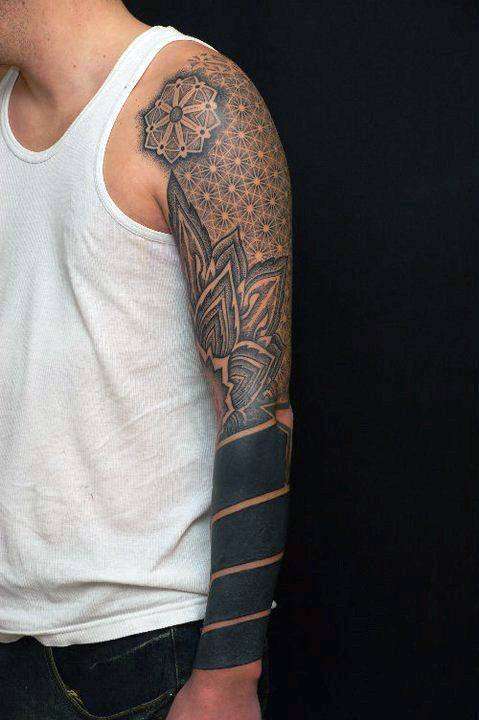 Tatuaje de manga flores geométricas y bandas negras
