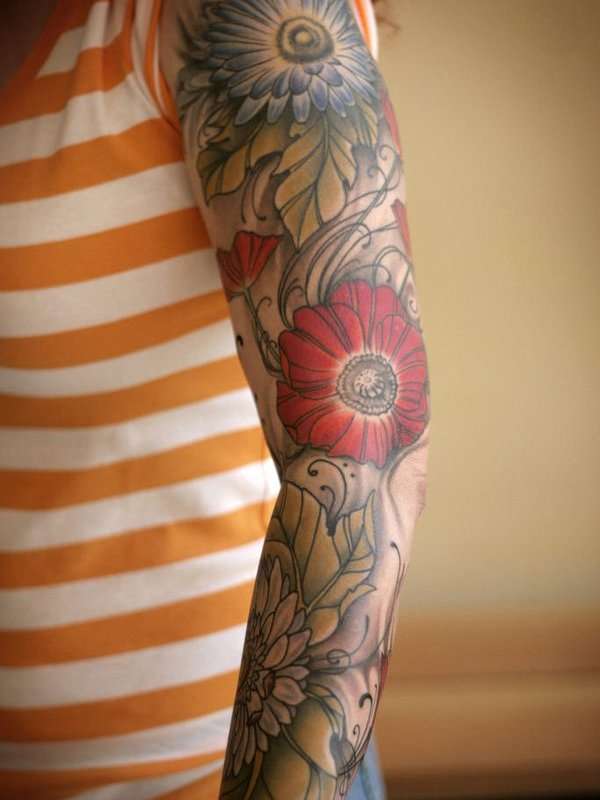 Tatuaje de manga con flores de colores