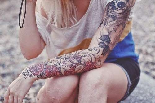 Tatuaje de manga calavera y flores