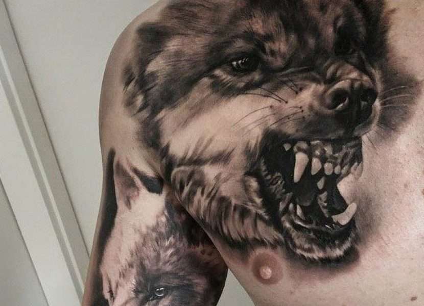 Tatuaje de lobo mostrando los dientes