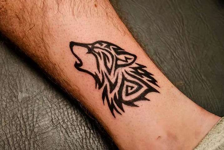 Tatuaje de lobo tribal clásico