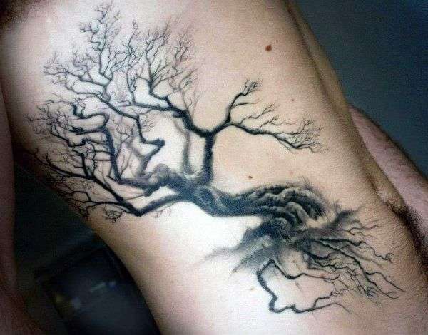 Tatuaje de árbol seco en el torso
