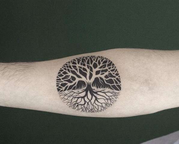Tatuaje árbol de la vida en el brazo