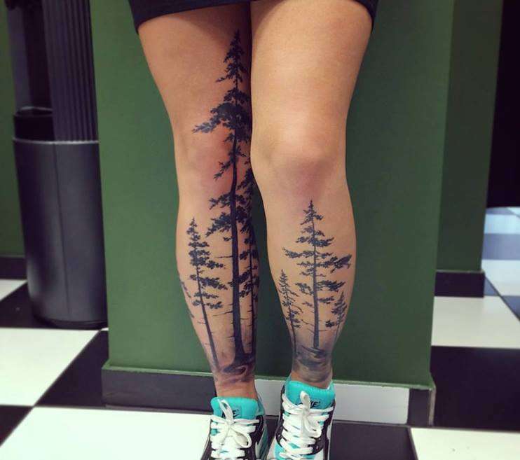 Tatuaje de árbol en las piernas
