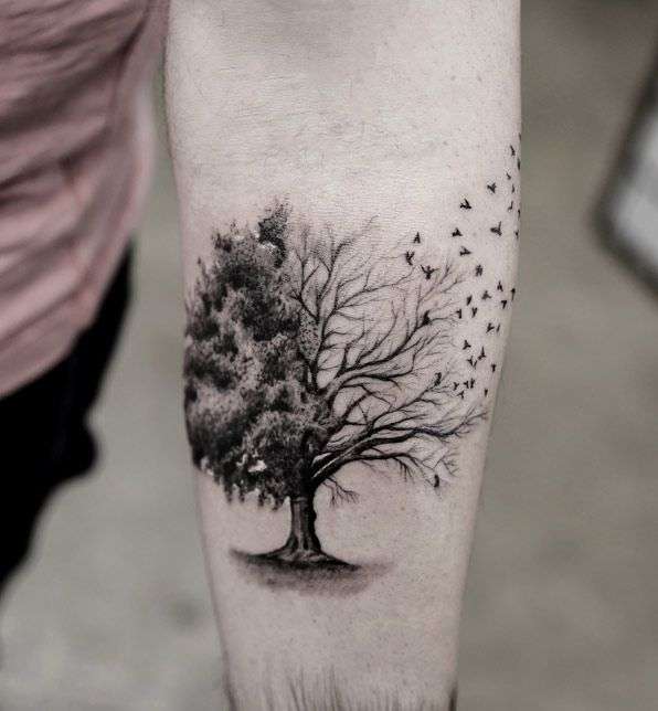 Tatuaje de árbol medio seco y aves