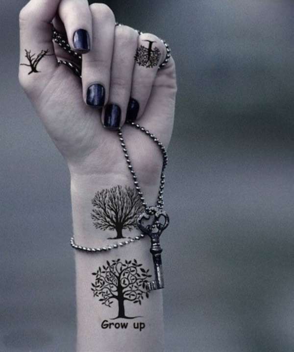 Tatuaje de árbol en muñeca y dedos