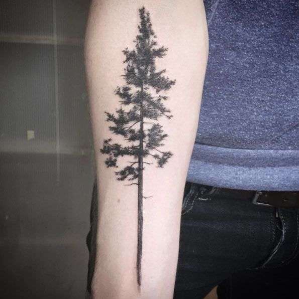 Tatuaje de árbol en antebrazo
