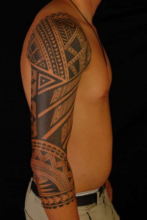 Tatuaje de manga tribal geométrico