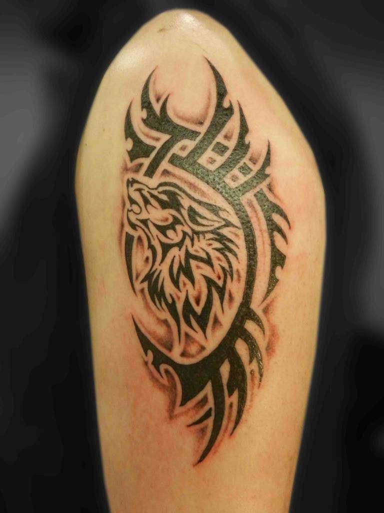 Tatuaje lobo tribal con detalle en rojo