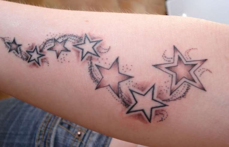 Tatuaje de estrellas en brazo