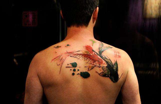 Tatuaje de peces koi en espalda