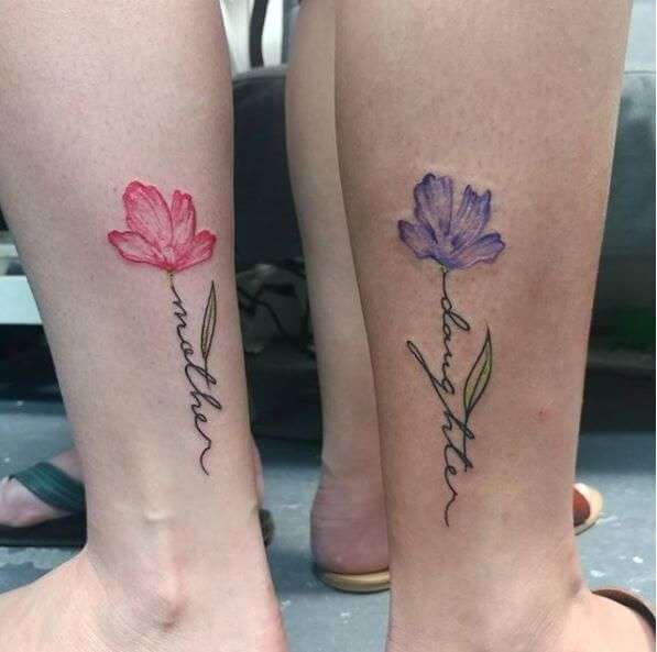 Tatuaje madre e hija en pantorrilla