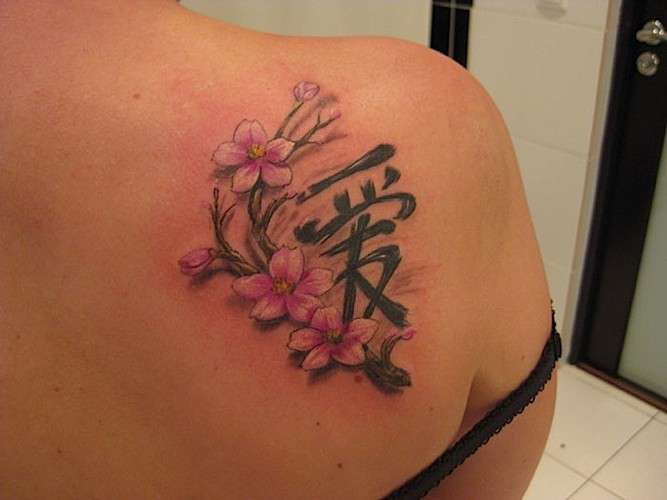 Tatuaje de flores de cerezo en omóplato