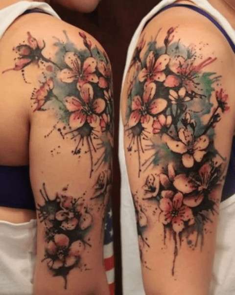 Tatuaje de flores de cerezo - ramillete en el brazo