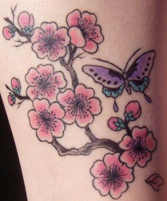 Tatuaje de flores de cerezo y mariposa