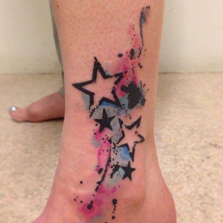 Tatuaje de estrellas y colores acuarela
