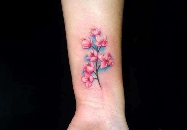 Tatuaje flores de cerezo en la muñeca