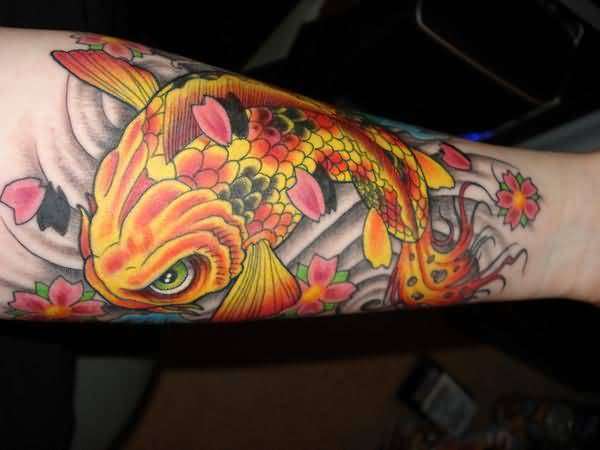 Tatuaje de pez koi amarillo en brazo