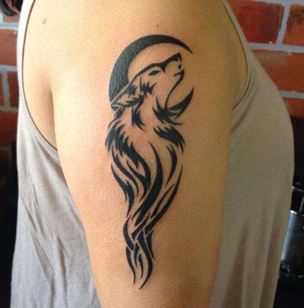 Tatuaje lobo tribal y luna