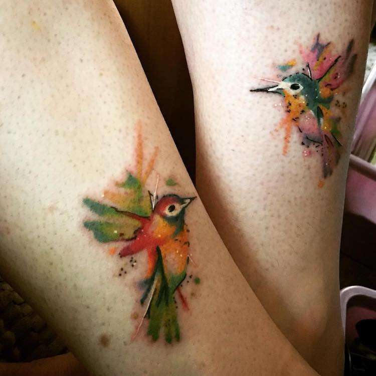 Tatuaje madre e hija colibríes