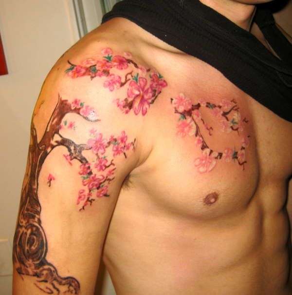 Tatuaje de flores de cerezo pequeñas en pecho y brazo