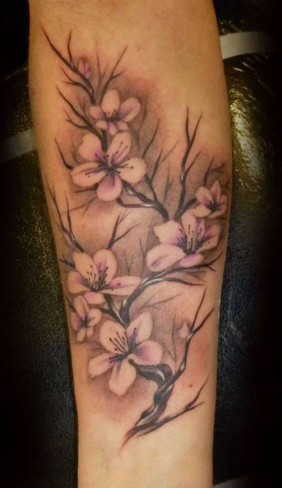 Tatuaje de flores de cerezo en antebrazo