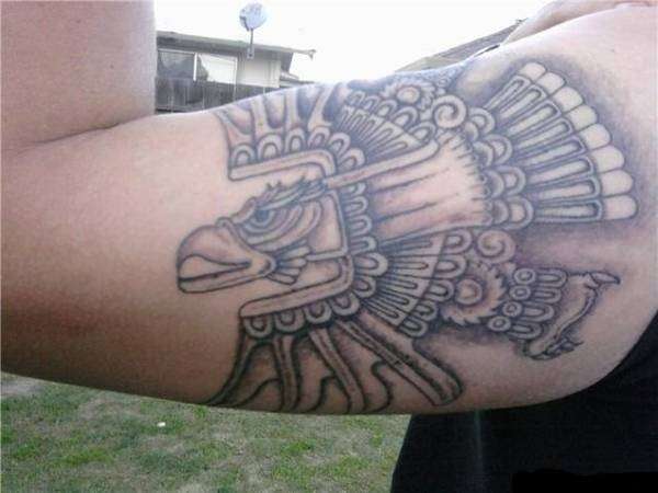 Tatuaje de águila azteca en brazo