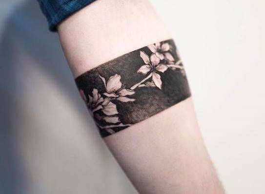 Tatuaje de flores de cerezo tipo brazalete