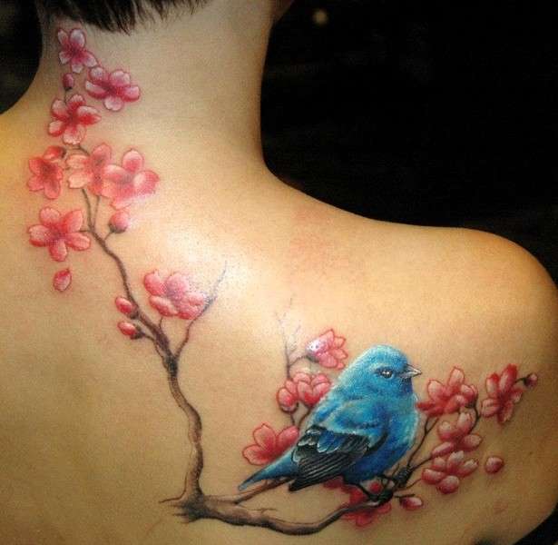 Tatuaje de flores de cerezo y pájaro azul