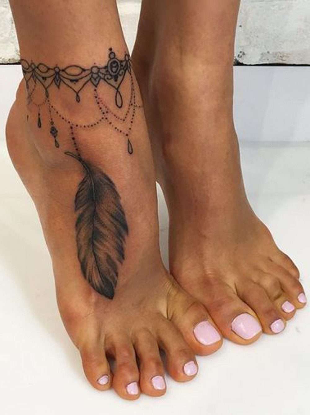 Tatuaje en el pie - pluma