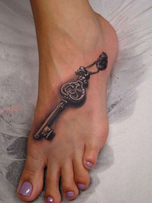Tatuaje en el pie: llave